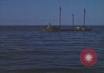Standbild Das US-amerikanische U-Boot rettet den Überlebenden vor einem versunkenen japanischen Kriegsschiff Pazifik, 1945, aus Sekunde 42 historischem Filmmaterial Videoclip 65675076044