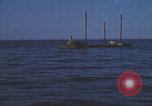 Standbild Das US-amerikanische U-Boot rettet den Überlebenden vor einem versunkenen japanischen Kriegsschiff Pazifik, 1945, aus Sekunde 43 historischem Filmmaterial Videoclip 65675076044