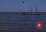Standbild Das US-amerikanische U-Boot rettet den Überlebenden vor einem versunkenen japanischen Kriegsschiff Pazifik, 1945, aus Sekunde 44 historischem Filmmaterial Videoclip 65675076044