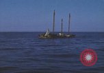 Standbild Das US-amerikanische U-Boot rettet den Überlebenden vor einem versunkenen japanischen Kriegsschiff Pazifik, 1945, aus Sekunde 45 historischem Filmmaterial Videoclip 65675076044