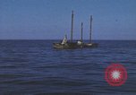 Standbild Das US-amerikanische U-Boot rettet den Überlebenden vor einem versunkenen japanischen Kriegsschiff Pazifik, 1945, aus Sekunde 46 historischem Filmmaterial Videoclip 65675076044