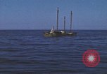 Standbild Das US-amerikanische U-Boot rettet den Überlebenden vor einem versunkenen japanischen Kriegsschiff Pazifik, 1945, aus Sekunde 47 historischem Filmmaterial Videoclip 65675076044