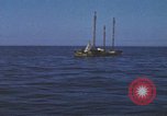 Standbild Das US-amerikanische U-Boot rettet den Überlebenden vor einem versunkenen japanischen Kriegsschiff Pazifik, 1945, aus Sekunde 48 historischem Filmmaterial Videoclip 65675076044