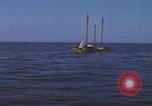 Standbild Das US-amerikanische U-Boot rettet den Überlebenden vor einem versunkenen japanischen Kriegsschiff Pazifik, 1945, aus Sekunde 49 historischem Filmmaterial Videoclip 65675076044