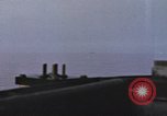 Standbild Das US-amerikanische U-Boot rettet den Überlebenden vor einem versunkenen japanischen Kriegsschiff Pazifik, 1945, aus Sekunde 50 historischem Filmmaterial Videoclip 65675076044
