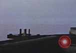 Standbild Das US-amerikanische U-Boot rettet den Überlebenden vor einem versunkenen japanischen Kriegsschiff Pazifik, 1945, aus Sekunde 51 historischem Filmmaterial Videoclip 65675076044