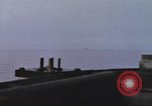Standbild Das US-amerikanische U-Boot rettet den Überlebenden vor einem versunkenen japanischen Kriegsschiff Pazifik, 1945, aus Sekunde 52 historischem Filmmaterial Videoclip 65675076044