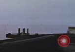 Standbild Das US-amerikanische U-Boot rettet den Überlebenden vor einem versunkenen japanischen Kriegsschiff Pazifik, 1945, aus Sekunde 53 historischem Filmmaterial Videoclip 65675076044