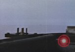 Standbild Das US-amerikanische U-Boot rettet den Überlebenden vor einem versunkenen japanischen Kriegsschiff Pazifik, 1945, aus Sekunde 54 historischem Filmmaterial Videoclip 65675076044