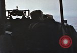 Standbild Das US-amerikanische U-Boot rettet den Überlebenden vor einem versunkenen japanischen Kriegsschiff Pazifik, 1945, aus Sekunde 55 historischem Filmmaterial Videoclip 65675076044