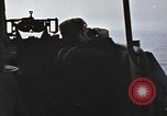 Standbild Das US-amerikanische U-Boot rettet den Überlebenden vor einem versunkenen japanischen Kriegsschiff Pazifik, 1945, aus Sekunde 56 historischem Filmmaterial Videoclip 65675076044