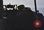Standbild Das US-amerikanische U-Boot rettet den Überlebenden vor einem versunkenen japanischen Kriegsschiff Pazifik, 1945, aus Sekunde 57 historischem Filmmaterial Videoclip 65675076044