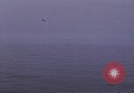 Standbild Das US-amerikanische U-Boot rettet den Überlebenden vor einem versunkenen japanischen Kriegsschiff Pazifik, 1945, aus Sekunde 58 historischem Filmmaterial Videoclip 65675076044