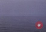 Standbild Das US-amerikanische U-Boot rettet den Überlebenden vor einem versunkenen japanischen Kriegsschiff Pazifik, 1945, aus Sekunde 59 historischem Filmmaterial Videoclip 65675076044