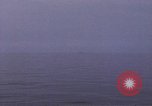 Standbild Das US-amerikanische U-Boot rettet den Überlebenden vor einem versunkenen japanischen Kriegsschiff Pazifik, 1945, aus Sekunde 60 historischem Filmmaterial Videoclip 65675076044