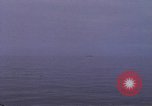 Standbild Das US-amerikanische U-Boot rettet den Überlebenden vor einem versunkenen japanischen Kriegsschiff Pazifik, 1945, aus Sekunde 61 historischem Filmmaterial Videoclip 65675076044