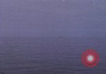 Standbild Das US-amerikanische U-Boot rettet den Überlebenden vor einem versunkenen japanischen Kriegsschiff Pazifik, 1945, aus Sekunde 62 historischem Filmmaterial Videoclip 65675076044