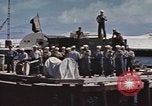 Standbild Amerikanisches U-Boot kommt nach der Patrouille in den Hafen Pazifik, 1945, aus Sekunde 25 historischem Filmmaterial Videoclip 65675076045
