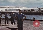 Standbild Amerikanisches U-Boot kommt nach der Patrouille in den Hafen Pazifik, 1945, aus Sekunde 27 historischem Filmmaterial Videoclip 65675076045