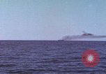 Immagine di Sottomarino degli Stati Uniti che spara la sua mitragliatrice da 5 pollici in giapponese barca Oceano Pacifico, 1945, secondo 1 filmato di repertorio 65675076046