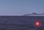 Immagine di Sottomarino degli Stati Uniti che spara la sua mitragliatrice da 5 pollici in giapponese barca Oceano Pacifico, 1945, secondo 3 filmato di repertorio 65675076046