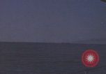 Immagine di Sottomarino degli Stati Uniti che spara la sua mitragliatrice da 5 pollici in giapponese barca Oceano Pacifico, 1945, secondo 4 filmato di repertorio 65675076046