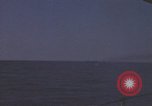 Immagine di Sottomarino degli Stati Uniti che spara la sua mitragliatrice da 5 pollici in giapponese barca Oceano Pacifico, 1945, secondo 5 filmato di repertorio 65675076046