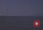 Immagine di Sottomarino degli Stati Uniti che spara la sua mitragliatrice da 5 pollici in giapponese barca Oceano Pacifico, 1945, secondo 6 filmato di repertorio 65675076046