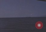 Immagine di Sottomarino degli Stati Uniti che spara la sua mitragliatrice da 5 pollici in giapponese barca Oceano Pacifico, 1945, secondo 7 filmato di repertorio 65675076046