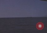 Immagine di Sottomarino degli Stati Uniti che spara la sua mitragliatrice da 5 pollici in giapponese barca Oceano Pacifico, 1945, secondo 8 filmato di repertorio 65675076046