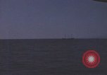 Immagine di Sottomarino degli Stati Uniti che spara la sua mitragliatrice da 5 pollici in giapponese barca Oceano Pacifico, 1945, secondo 9 filmato di repertorio 65675076046