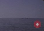 Immagine di Sottomarino degli Stati Uniti che spara la sua mitragliatrice da 5 pollici in giapponese barca Oceano Pacifico, 1945, secondo 10 filmato di repertorio 65675076046