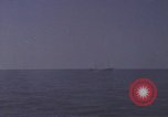 Immagine di Sottomarino degli Stati Uniti che spara la sua mitragliatrice da 5 pollici in giapponese barca Oceano Pacifico, 1945, secondo 11 filmato di repertorio 65675076046
