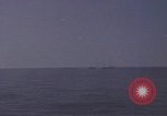 Immagine di Sottomarino degli Stati Uniti che spara la sua mitragliatrice da 5 pollici in giapponese barca Oceano Pacifico, 1945, secondo 12 filmato di repertorio 65675076046