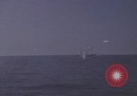 Immagine di Sottomarino degli Stati Uniti che spara la sua mitragliatrice da 5 pollici in giapponese barca Oceano Pacifico, 1945, secondo 13 filmato di repertorio 65675076046
