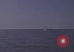 Immagine di Sottomarino degli Stati Uniti che spara la sua mitragliatrice da 5 pollici in giapponese barca Oceano Pacifico, 1945, secondo 14 filmato di repertorio 65675076046