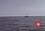 Immagine di Sottomarino degli Stati Uniti che spara la sua mitragliatrice da 5 pollici in giapponese barca Oceano Pacifico, 1945, secondo 15 filmato di repertorio 65675076046