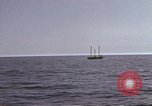 Immagine di Sottomarino degli Stati Uniti che spara la sua mitragliatrice da 5 pollici in giapponese barca Oceano Pacifico, 1945, secondo 16 filmato di repertorio 65675076046