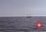 Immagine di Sottomarino degli Stati Uniti che spara la sua mitragliatrice da 5 pollici in giapponese barca Oceano Pacifico, 1945, secondo 17 filmato di repertorio 65675076046
