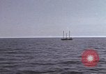 Immagine di Sottomarino degli Stati Uniti che spara la sua mitragliatrice da 5 pollici in giapponese barca Oceano Pacifico, 1945, secondo 18 filmato di repertorio 65675076046