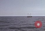 Immagine di Sottomarino degli Stati Uniti che spara la sua mitragliatrice da 5 pollici in giapponese barca Oceano Pacifico, 1945, secondo 19 filmato di repertorio 65675076046