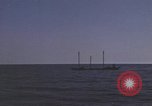 Immagine di Sottomarino degli Stati Uniti che spara la sua mitragliatrice da 5 pollici in giapponese barca Oceano Pacifico, 1945, secondo 20 filmato di repertorio 65675076046