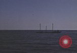 Immagine di Sottomarino degli Stati Uniti che spara la sua mitragliatrice da 5 pollici in giapponese barca Oceano Pacifico, 1945, secondo 21 filmato di repertorio 65675076046