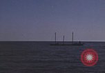 Immagine di Sottomarino degli Stati Uniti che spara la sua mitragliatrice da 5 pollici in giapponese barca Oceano Pacifico, 1945, secondo 22 filmato di repertorio 65675076046