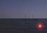 Immagine di Sottomarino degli Stati Uniti che spara la sua mitragliatrice da 5 pollici in giapponese barca Oceano Pacifico, 1945, secondo 23 filmato di repertorio 65675076046