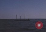 Immagine di Sottomarino degli Stati Uniti che spara la sua mitragliatrice da 5 pollici in giapponese barca Oceano Pacifico, 1945, secondo 24 filmato di repertorio 65675076046