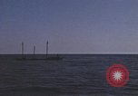 Immagine di Sottomarino degli Stati Uniti che spara la sua mitragliatrice da 5 pollici in giapponese barca Oceano Pacifico, 1945, secondo 25 filmato di repertorio 65675076046