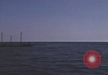 Immagine di Sottomarino degli Stati Uniti che spara la sua mitragliatrice da 5 pollici in giapponese barca Oceano Pacifico, 1945, secondo 26 filmato di repertorio 65675076046