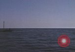Immagine di Sottomarino degli Stati Uniti che spara la sua mitragliatrice da 5 pollici in giapponese barca Oceano Pacifico, 1945, secondo 27 filmato di repertorio 65675076046