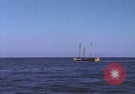 Immagine di Sottomarino degli Stati Uniti che spara la sua mitragliatrice da 5 pollici in giapponese barca Oceano Pacifico, 1945, secondo 28 filmato di repertorio 65675076046